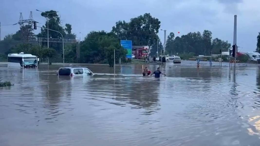 Hatay’da Sağanak Sel Oldu: Öğrenciler Kepçeyle Kurtarıldı! 4